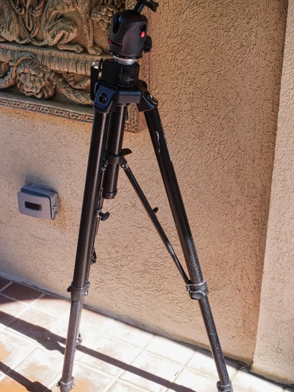 Manfrotto 475B Pro Geared Aluminum Tripod with Ball Head – Made in Italy